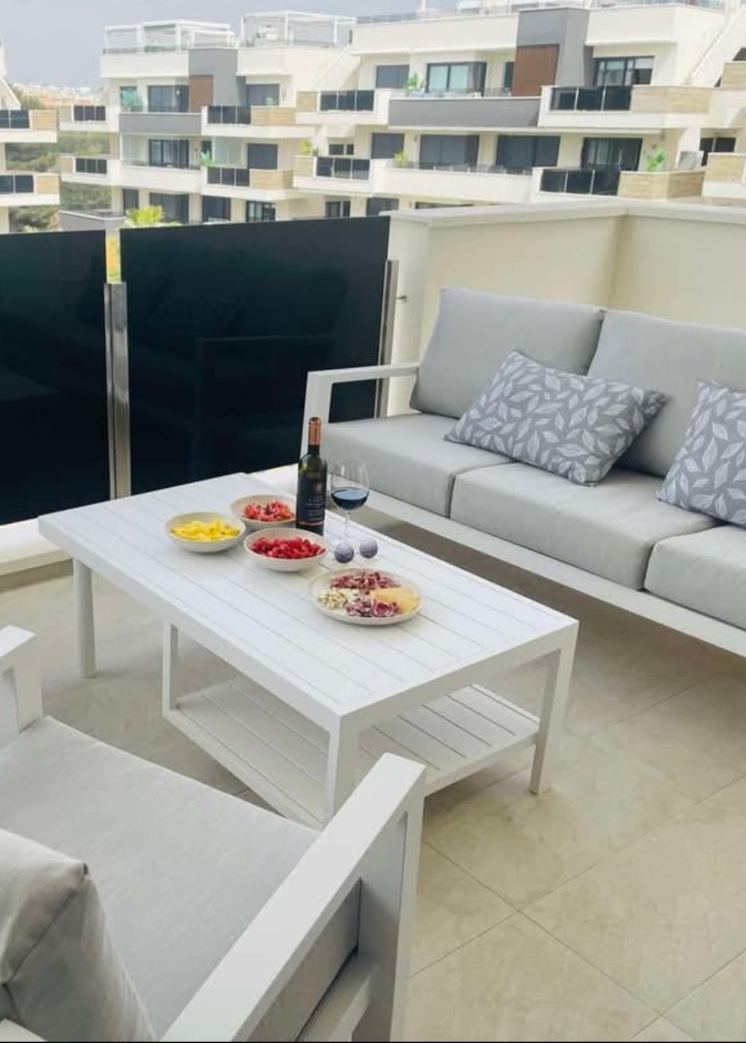 Aperitief op het zonnige terras met loungeset
