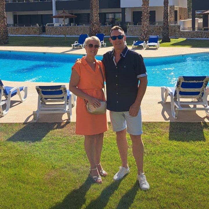 Annick en Kris aan het zwembad van de residentie