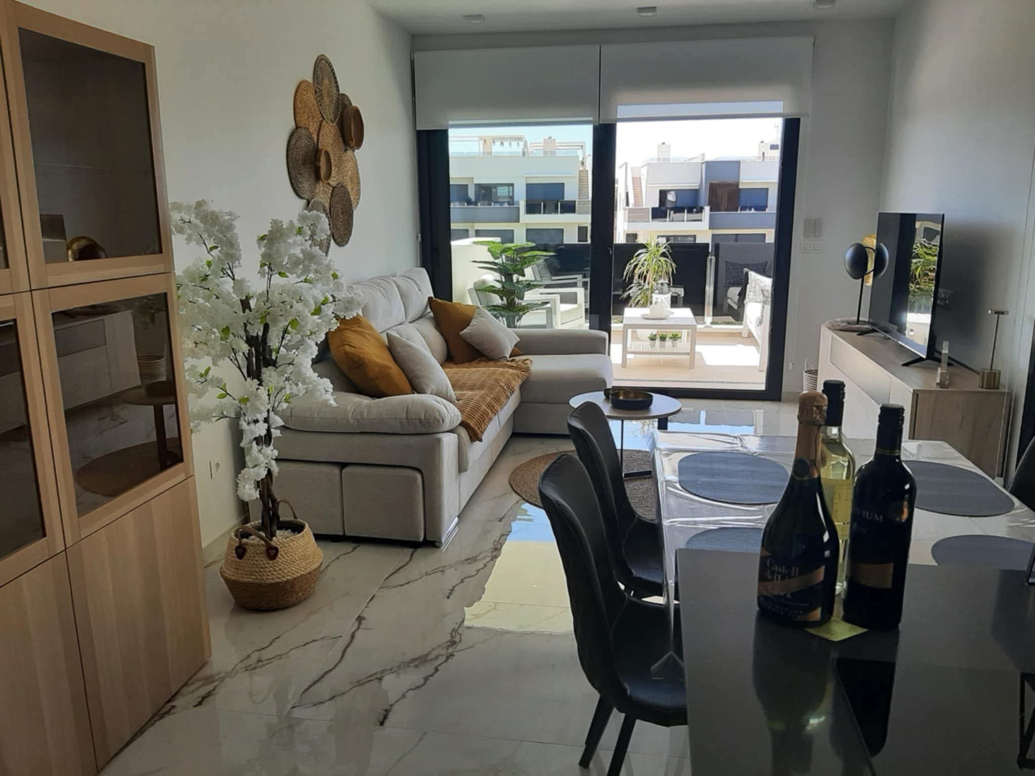Lichte woonkamer met zicht op het terras