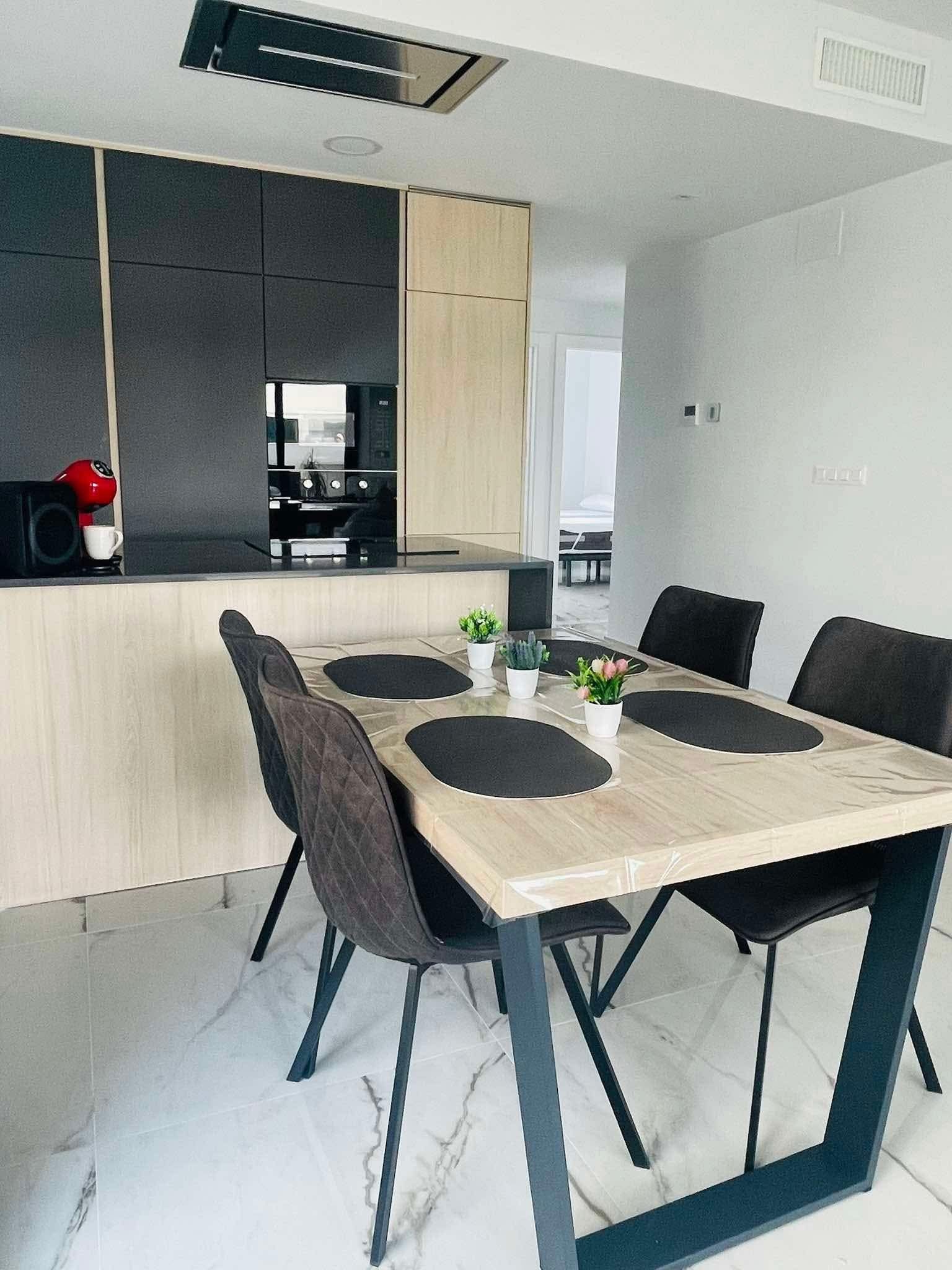 Volledig uitgeruste keuken met eettafel