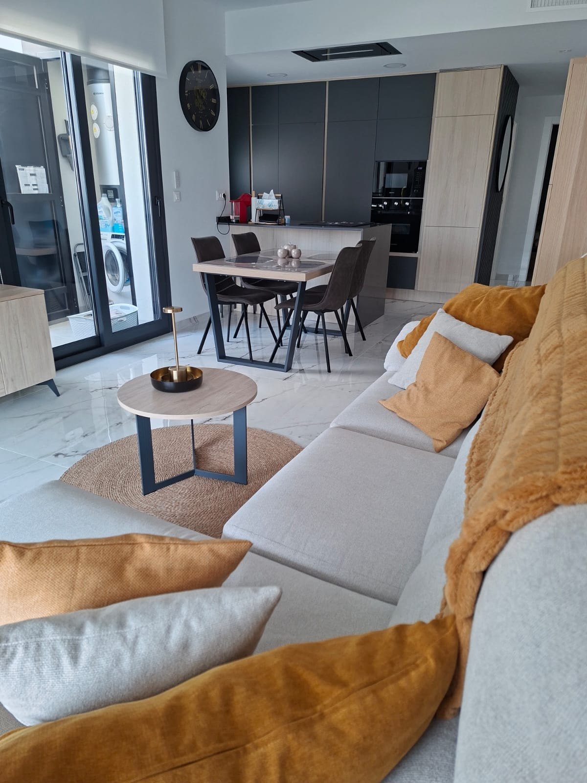 De ruime hoeksalon van Casa Melanita met eethoek en open keuken