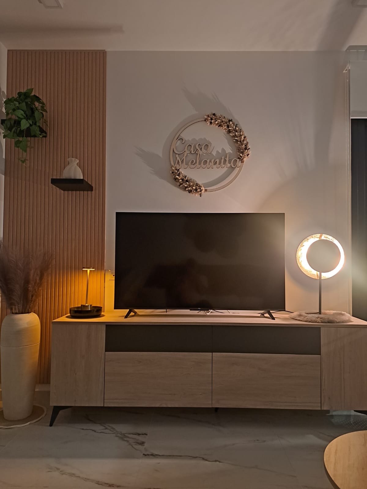 Sfeervolle tv-hoek in de avond