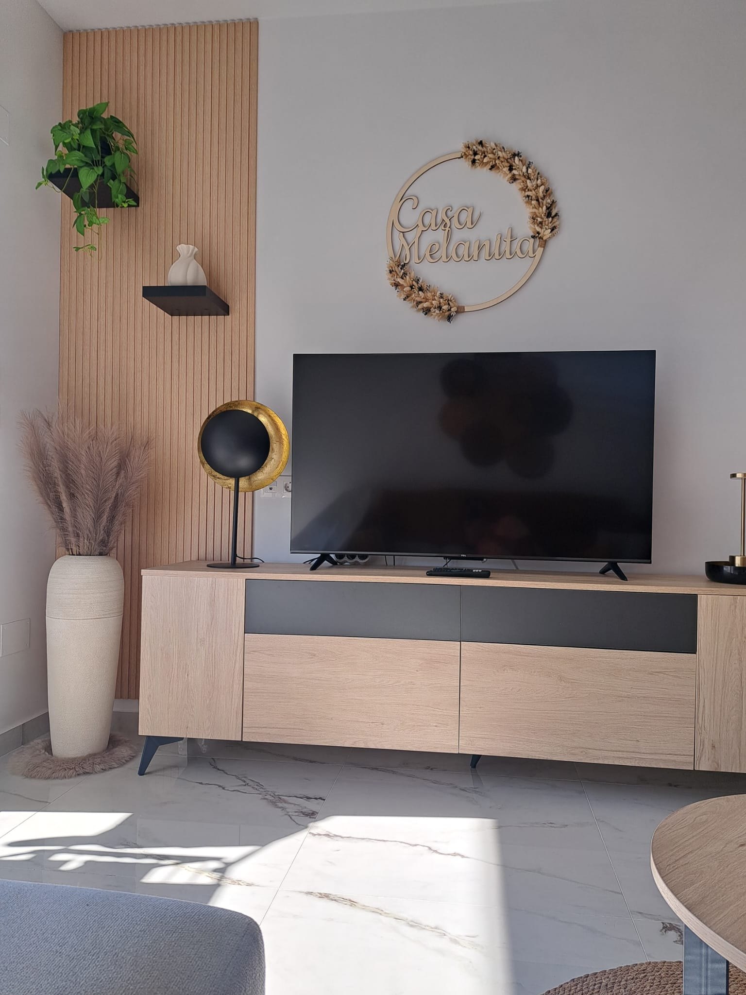 De tv-wand met het logo van Casa Melanita