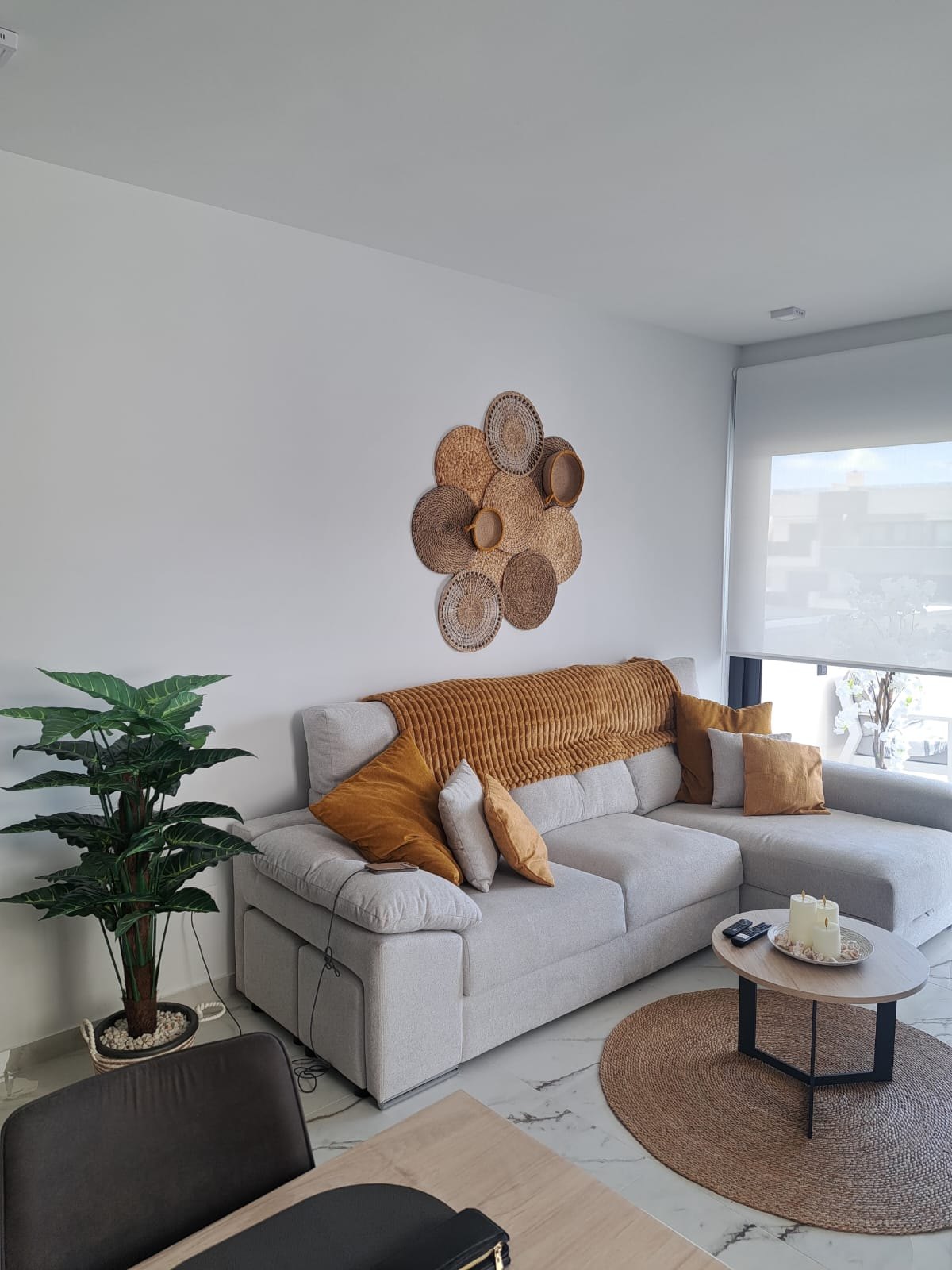 Comfortabele hoeksalon met rieten wanddecoratie